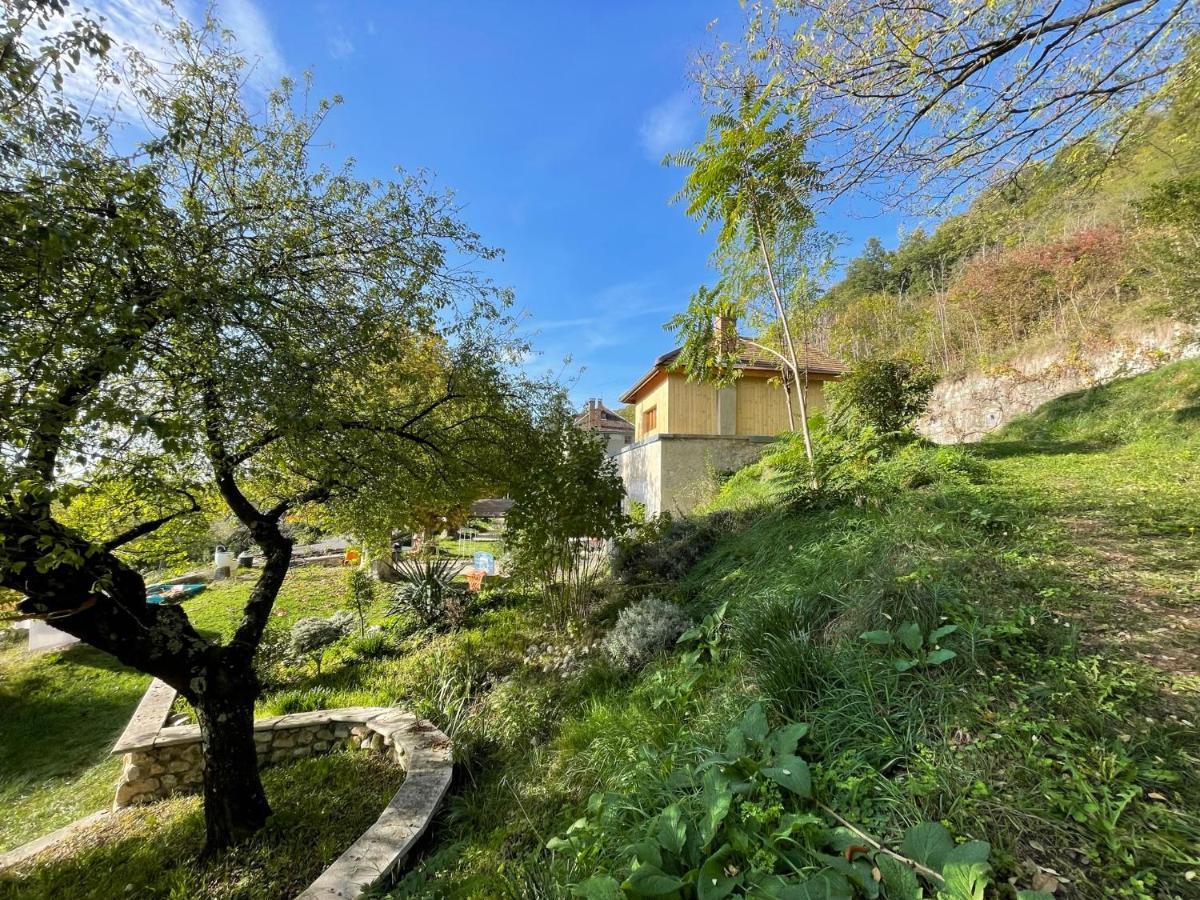 Jolie Cabane Avec Jacuzzi Pour Les Amoureux De La Nature Tullins Exterior foto