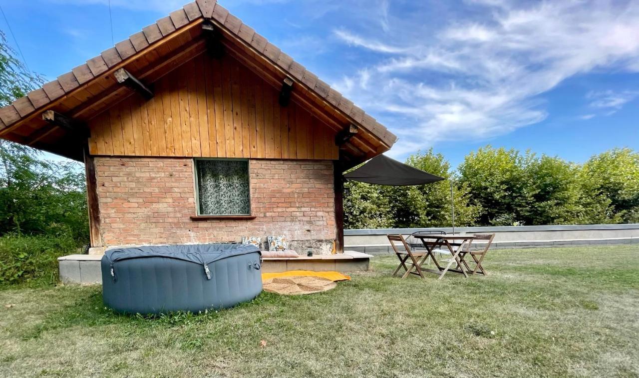 Jolie Cabane Avec Jacuzzi Pour Les Amoureux De La Nature Tullins Exterior foto